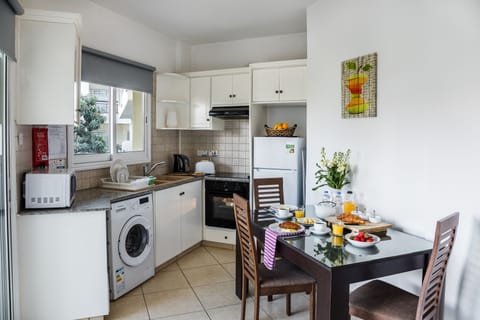 Standard Apartment, 1 Bedroom, Balcony | Private kitchen | Full-size fridge, microwave, oven, stovetop