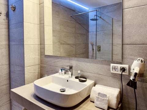 Superior Double Room, Ground Floor | Bathroom | Rainfall showerhead, free toiletries, hair dryer, towels