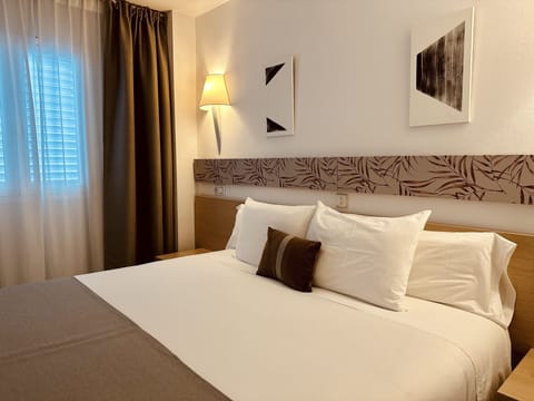 Standard Double or Twin Room | Premium bedding, minibar, blackout drapes, iron/ironing board