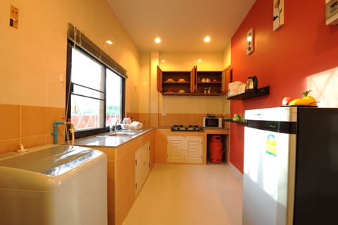Full-size fridge, microwave, coffee/tea maker, cookware/dishes/utensils