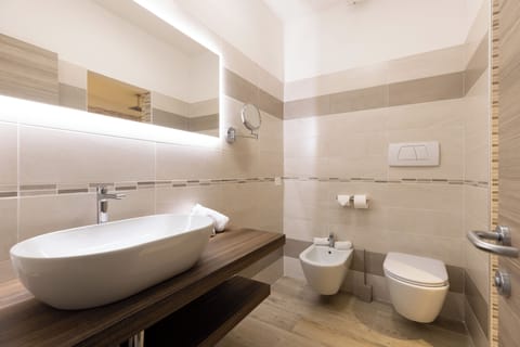 Deluxe Room | Bathroom | Shower, hair dryer, slippers, bidet