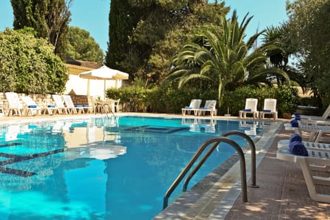 Outdoor pool, pool umbrellas, sun loungers