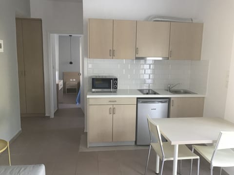 Apartment, 1 Bedroom, Ground Floor | Private kitchenette | Fridge, stovetop, coffee/tea maker, cookware/dishes/utensils