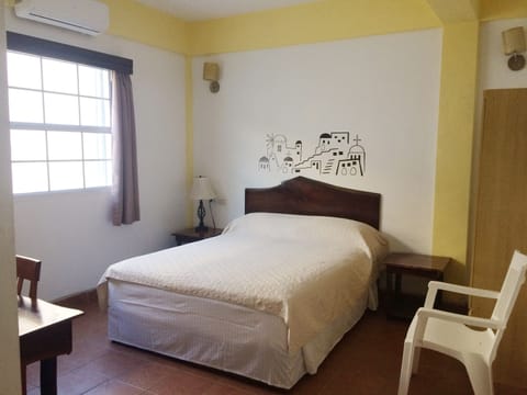 Standard Room, 1 Queen Bed | Desk, blackout drapes, free WiFi, bed sheets