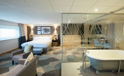 Suite (Water) | In-room safe, desk, free cribs/infant beds, free WiFi