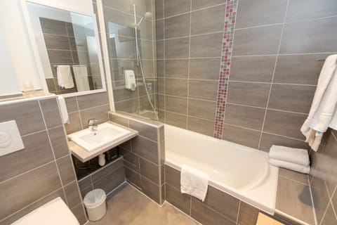 Suite, Bathtub | Individually decorated, desk, soundproofing, free WiFi