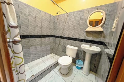 Standard Room | Bathroom | Shower, rainfall showerhead, free toiletries, heated floors