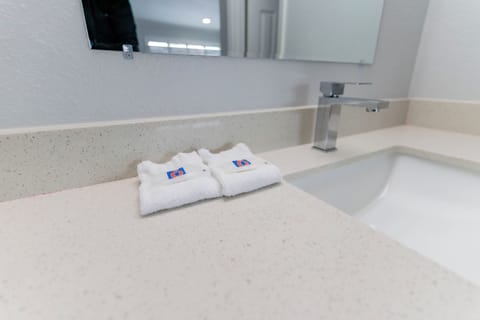 Combined shower/tub, free toiletries, hair dryer, towels