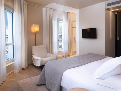 Junior Suite | Egyptian cotton sheets, premium bedding, minibar, in-room safe