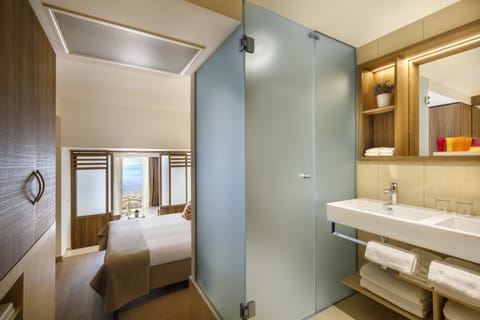 Room for 2+2 Seaview - Family | Bathroom | Combined shower/tub, free toiletries, hair dryer, towels