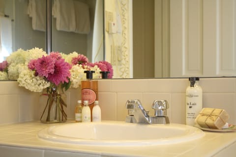 Cottage with Garden View | Bathroom amenities | Combined shower/tub, designer toiletries, hair dryer, towels