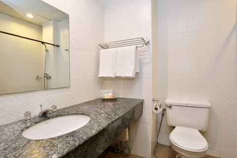 Corner Room | Bathroom | Shower, free toiletries, hair dryer