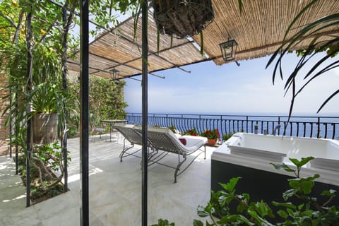 Deluxe Suite, Sea View | Terrace/patio