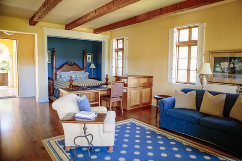 Pinot Grigio Suite, 1 Queen Bed, Vineyard View | Living area | Flat-screen TV, fireplace
