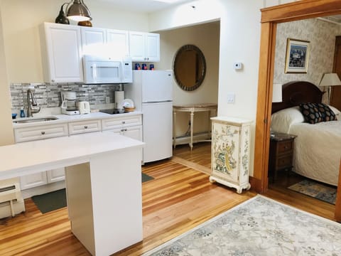 Traditional Apartment (Pet Friendly) | Private kitchen | Fridge