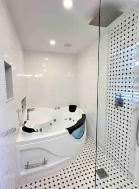 Traditional Studio Suite, Jetted Tub (Pet Friendly) | Bathroom | Free toiletries, hair dryer, towels
