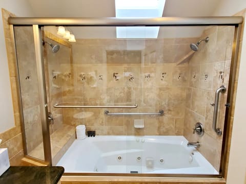 Suite (King Suite) | Bathroom | Free toiletries, hair dryer, bathrobes, towels