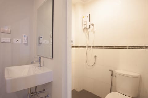 Double Room | Bathroom | Shower, free toiletries, towels