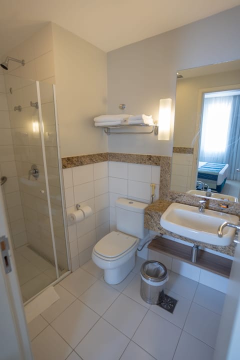 Suite Superior Queen Nao Fumante | Bathroom | Shower, free toiletries, hair dryer, towels