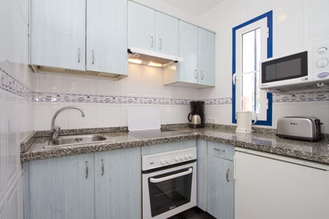 Standard Apartment, 2 Bedrooms, Accessible | Private kitchen | Fridge, microwave, coffee/tea maker, cookware/dishes/utensils