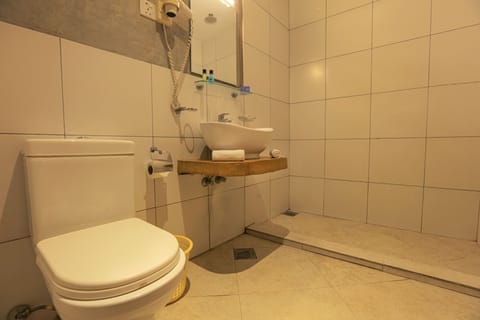 Deluxe Triple Room, Non Smoking, Balcony | Bathroom | Shower, rainfall showerhead, free toiletries, hair dryer
