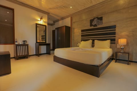 Deluxe Double Room, 1 King Bed, Non Smoking, Balcony | Egyptian cotton sheets, premium bedding, memory foam beds, minibar