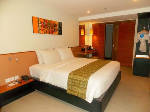 Deluxe Room, Pool View | Premium bedding, Select Comfort beds, in-room safe, desk