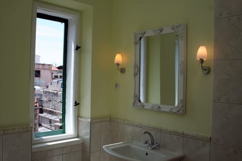 Premium Triple Room | Bathroom | Designer toiletries, hair dryer, towels