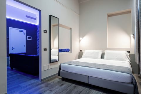 Suite | Minibar, in-room safe, desk, laptop workspace