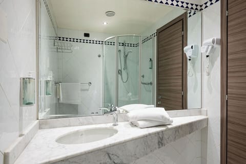 Standard Quadruple Room | Bathroom | Hair dryer, bidet, towels, soap