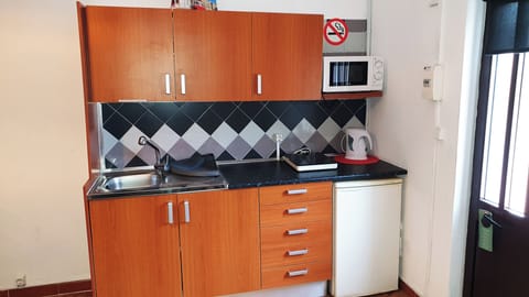 Deluxe Suite, Multiple Beds, Kitchenette | Private kitchen | Fridge, microwave