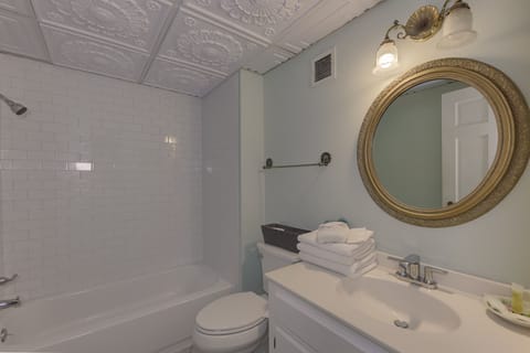 Magnolia Room | Bathroom | Free toiletries, towels