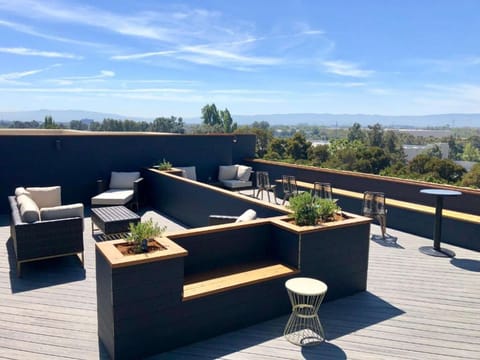 Holiday Inn &amp; Suites Silicon Valley Milpitas - Stratus Rooftop Lounge