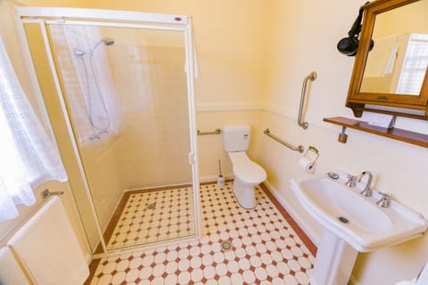 Deluxe Double Room (Rome) | Bathroom | Shower, designer toiletries, hair dryer, towels