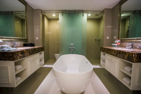 Suite Room, 1 King Bed | Bathroom | Shower, rainfall showerhead, free toiletries, hair dryer