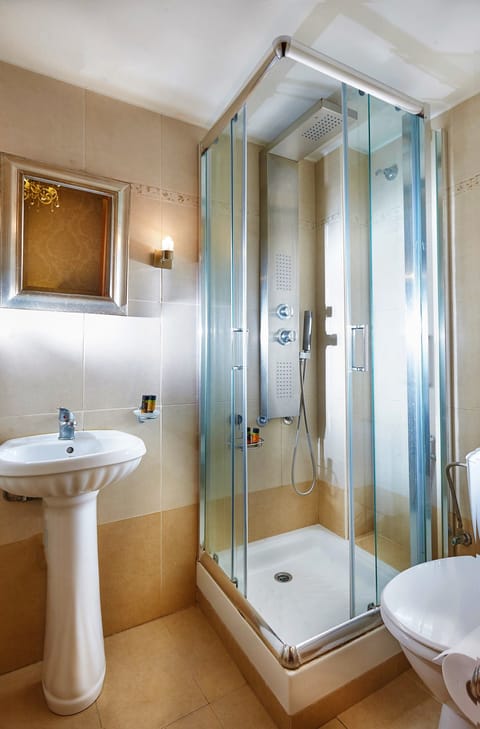 Deluxe Suite, 1 Queen Bed, Hot Tub | Bathroom | Hair dryer, towels, soap, shampoo