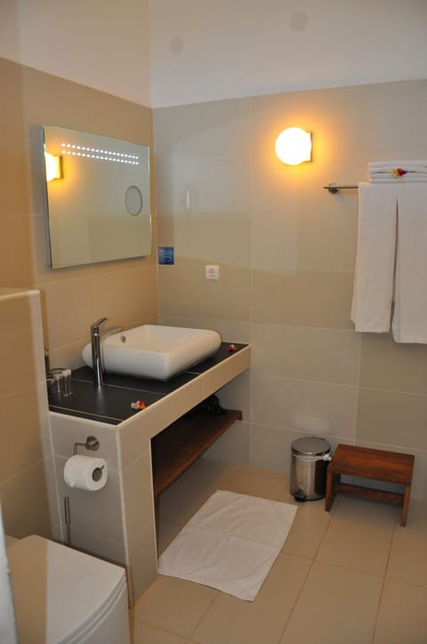 Double Room, Sea View | Bathroom | Shower, free toiletries, hair dryer, bathrobes