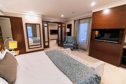 Suite, 1 Bedroom | Premium bedding, minibar, in-room safe, free cribs/infant beds