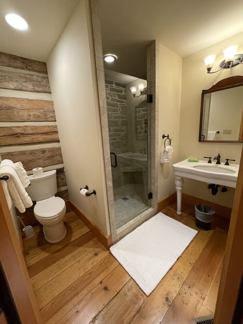 Standard Room, Ensuite (The Parlor Room) | Bathroom | Shower, hair dryer, towels