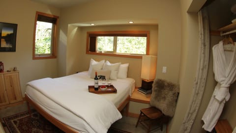 Cedar Room | Premium bedding, soundproofing, free WiFi, bed sheets
