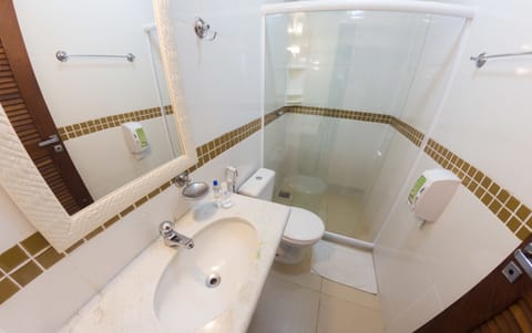 Standard Triple Room | Bathroom | Shower, free toiletries, towels