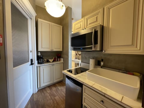 Alexandrina Suite 2 | Private kitchenette | Coffee/tea maker, paper towels