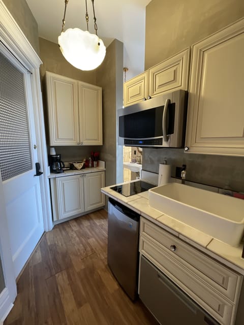 Alexandrina Suite 2 | Private kitchenette | Coffee/tea maker, paper towels