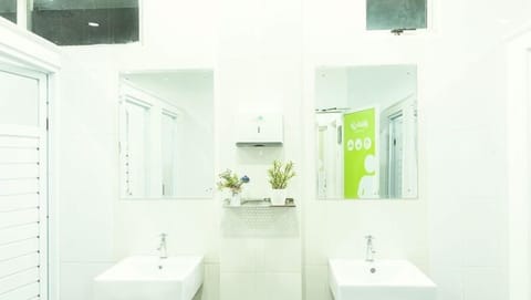 Basic Room, 1 Bedroom | Bathroom sink