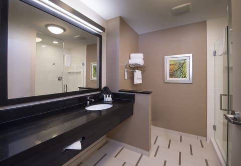 Room, 1 King Bed | Bathroom | Combined shower/tub, free toiletries, hair dryer, towels