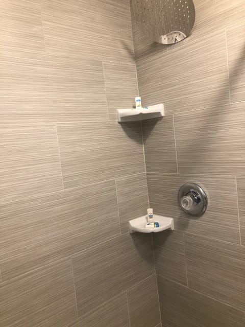 Combined shower/tub, hair dryer, towels