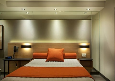 Luxury Suite, 1 Queen Bed | Desk, soundproofing, free WiFi, bed sheets