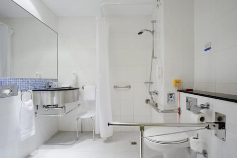 Combined shower/tub, hair dryer, bidet, towels