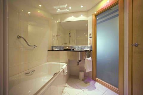 Combined shower/tub, hair dryer, bidet, towels