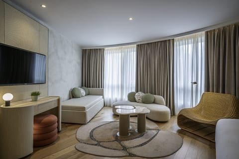 Deluxe Suite, 1 Double Bed | Living area | Flat-screen TV